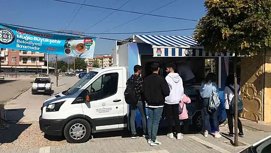 Üniversite öğrencilerine çorba dağıtımı devam ediyor