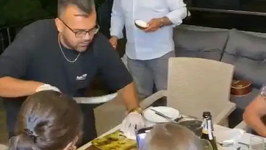 Ünlü usta et pişirerek şov yaptı