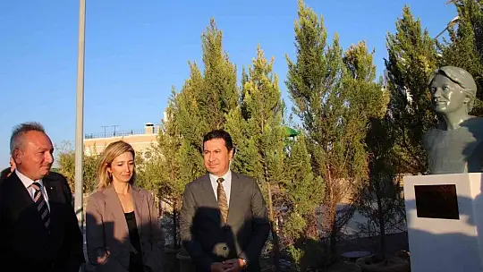 Usta tiyatrocu Ferhan Şensoy'un büstü yapıldı