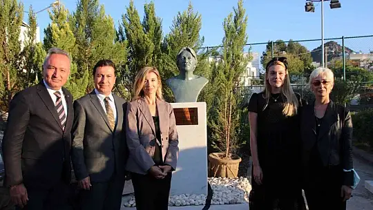 Usta tiyatrocu Ferhan Şensoy'un büstü yapıldı