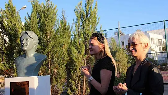 Usta tiyatrocu Ferhan Şensoy'un büstü yapıldı