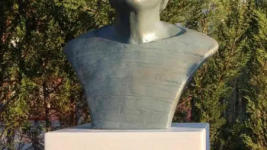 Usta tiyatrocu Ferhan Şensoy'un büstü yapıldı