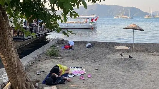 Uyarıları dikkate almayan turistler sahilde uyuyor