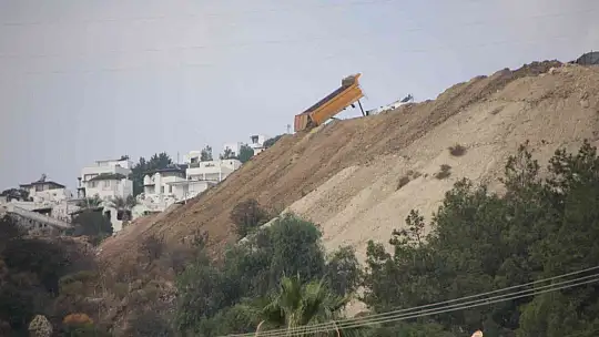 Vadi ve dere yataklarına yüzlerce kamyon hafriyat döküldü