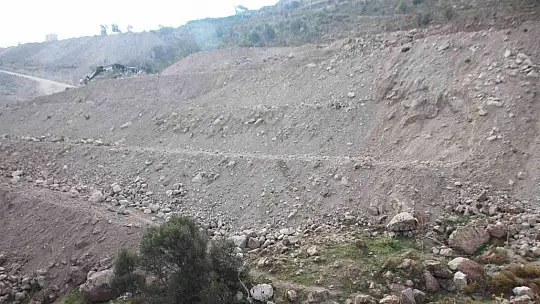 Vadi ve dere yataklarına yüzlerce kamyon hafriyat döküldü