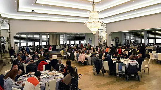 VALİ TAVLI 'ENGEL TANIMAYAN' DOSTLARIYLA BİR ARAYA GELDİ