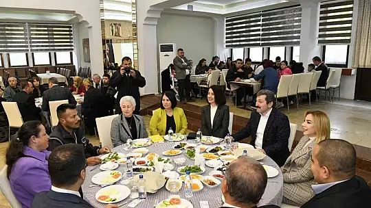 VALİ TAVLI 'ENGEL TANIMAYAN' DOSTLARIYLA BİR ARAYA GELDİ