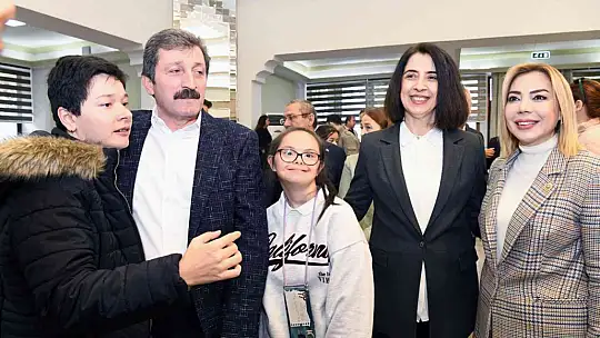 VALİ TAVLI 'ENGEL TANIMAYAN' DOSTLARIYLA BİR ARAYA GELDİ