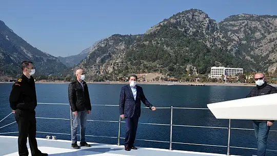 Vali Tavlı, kaçak yapıları denizden inceledi