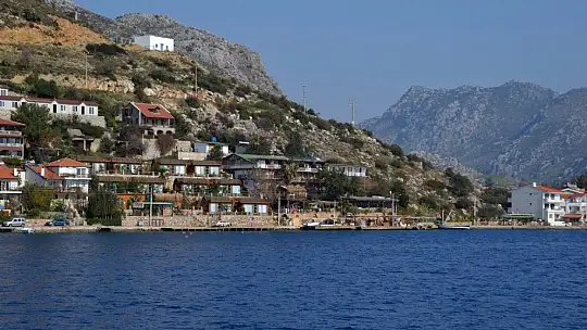 Vali Tavlı, kaçak yapıları denizden inceledi