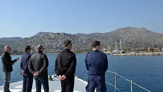Vali Tavlı, kaçak yapıları denizden inceledi