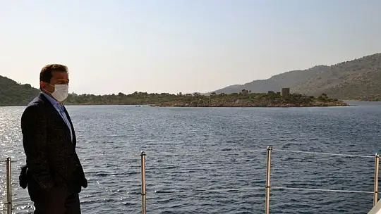 Vali Tavlı, kaçak yapıları denizden inceledi