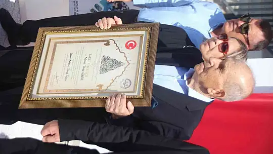 Vefat eden eşinin vasiyetini yerine getirdi