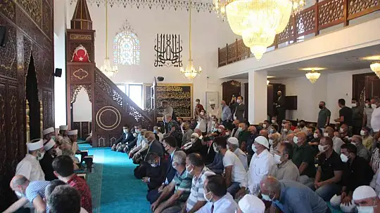 Vefat eden eşinin vasiyetini yerine getirdi