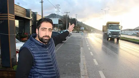 Vicdansız sürücü, köpeği ezip yoluna devam etti