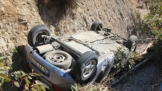 Virajı alamayıp şarampole devrildi