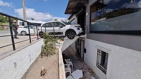 Vitesi karıştırınca işletmeye çarptı