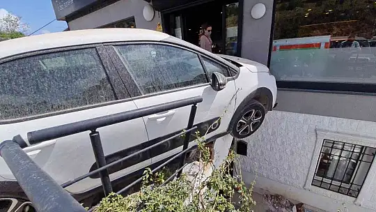 Vitesi karıştırınca işletmeye çarptı