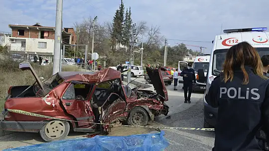 Seydikemer'de feci kaza:2 ölü 3 yaralı