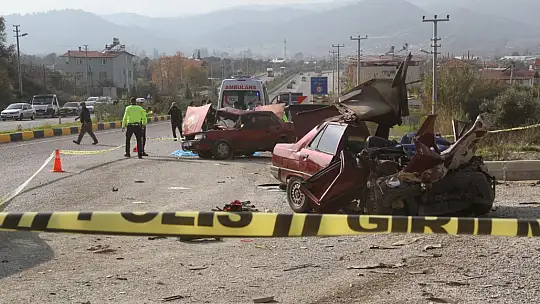 Seydikemer'de feci kaza:2 ölü 3 yaralı