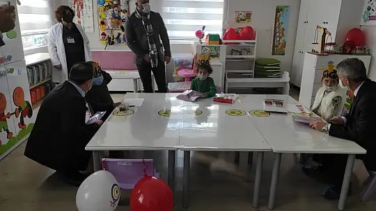 Açılan okullara ziyarette bulundu 