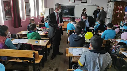 Açılan okullara ziyarette bulundu 