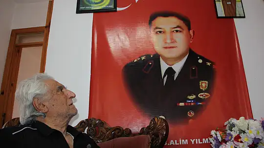 Yazdığı şiirlerle acılarını dile getirdi