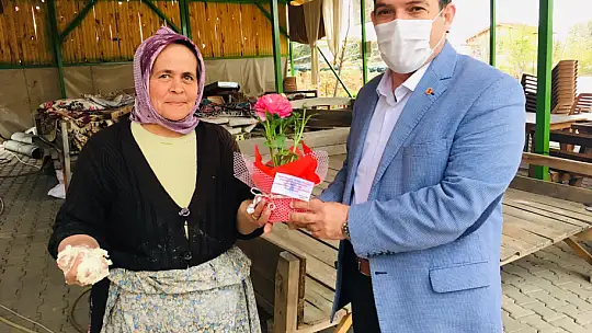 Kadın üyelerin hem günlerini kutladı, hem sorunlarını dinledi