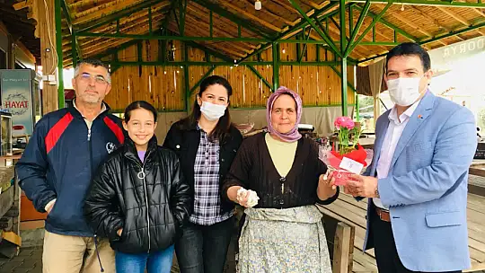 Kadın üyelerin hem günlerini kutladı, hem sorunlarını dinledi