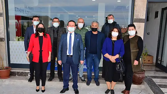 İlçe Başkanı Öztürk emekçi kadınlara karanfil taktim etti