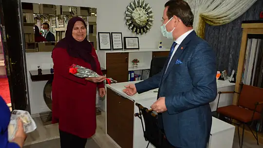 İlçe Başkanı Öztürk emekçi kadınlara karanfil taktim etti