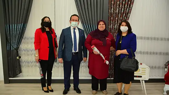 İlçe Başkanı Öztürk emekçi kadınlara karanfil taktim etti