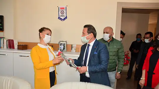 İlçe Başkanı Öztürk emekçi kadınlara karanfil taktim etti