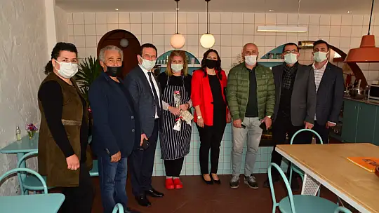 İlçe Başkanı Öztürk emekçi kadınlara karanfil taktim etti