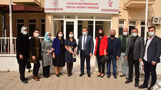 İlçe Başkanı Öztürk emekçi kadınlara karanfil taktim etti