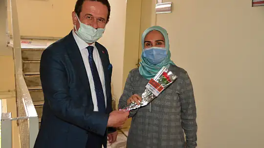 İlçe Başkanı Öztürk emekçi kadınlara karanfil taktim etti