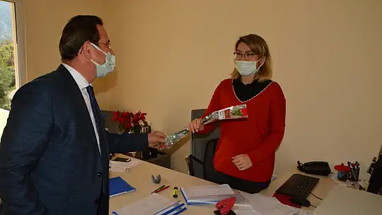 İlçe Başkanı Öztürk emekçi kadınlara karanfil taktim etti