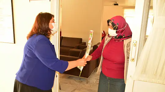 İlçe Başkanı Öztürk emekçi kadınlara karanfil taktim etti