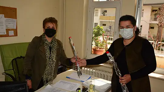 İlçe Başkanı Öztürk emekçi kadınlara karanfil taktim etti