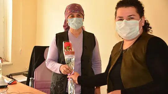 İlçe Başkanı Öztürk emekçi kadınlara karanfil taktim etti