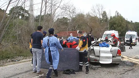 Otomobil ile tır kafa kafaya çarpıştı