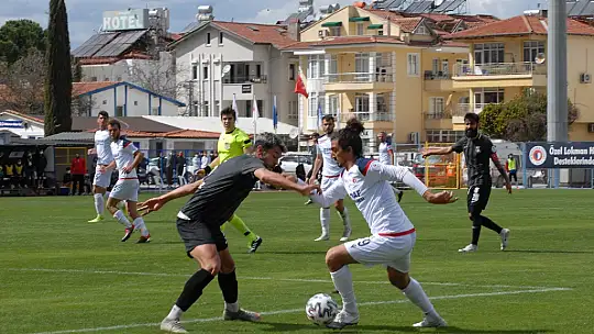 Lacivert beyazlılar ikinci sıraya yükseldi ve zirve takibini sürdürdü