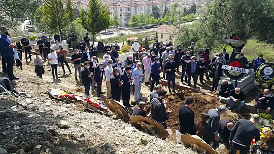 Son yolculuğuna gözyaşları ve dualarla uğurlandı