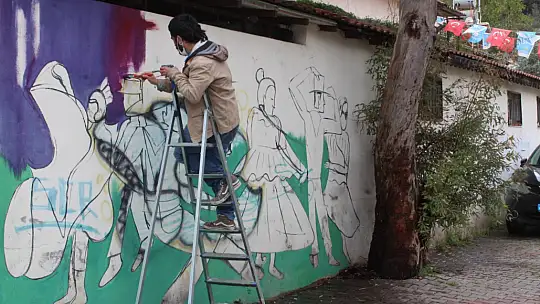 Kolombiyalı Ressam, çalışmalarına çarşı merkezinde başladı