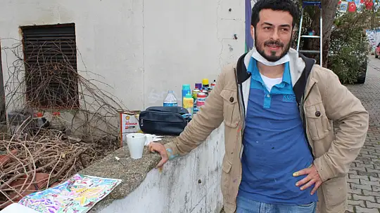 Kolombiyalı Ressam, çalışmalarına çarşı merkezinde başladı