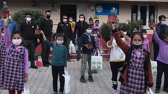 Aramotik bitkilerden lavanta fidanı dağıtımı gerçekleştirildi