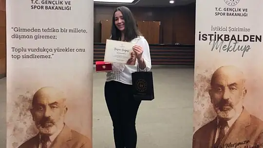 Funda Parlak 'İstiklal Şairimize İstikbalden Mektup Yarışması'nda Türkiye üçüncüsü oldu