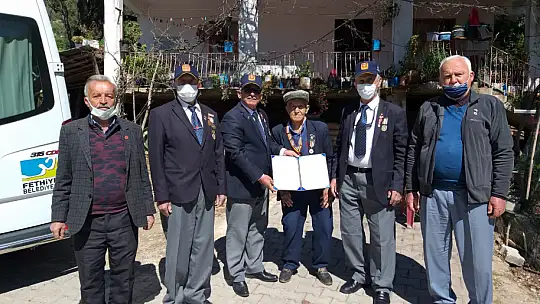 Kore 92 yaşındaki Hünkar dedeye madalyasını ulaştırdı
