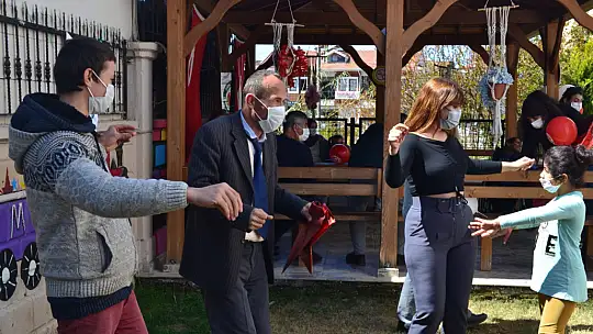 Bu kez engelli öğrenci ve gençlere forma hediye etti