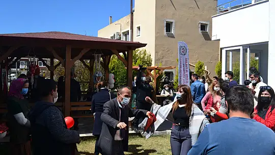 Bu kez engelli öğrenci ve gençlere forma hediye etti